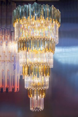 Güzel avize. lüks pahalı avize altında asılı 