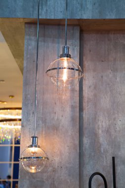 Güzel avize. lüks pahalı avize altında asılı 