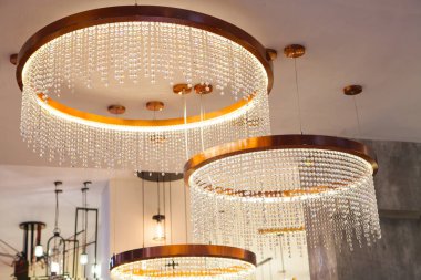 Güzel avize. lüks pahalı avize altında asılı 