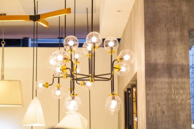 Güzel avize. lüks pahalı avize altında asılı 