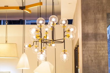 Güzel avize. lüks pahalı avize altında asılı 