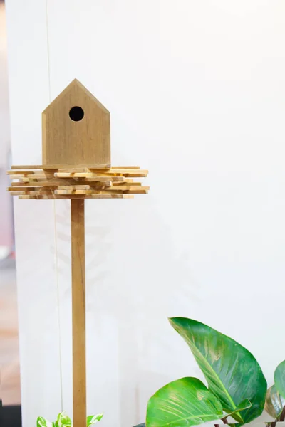 Wooden bird house on a pole — Stock Photo, Image