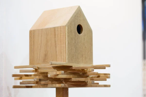 Деревянный птичий домик на шесте — стоковое фото