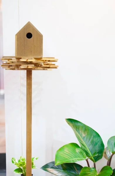 Wooden bird house on a pole — Stock Photo, Image