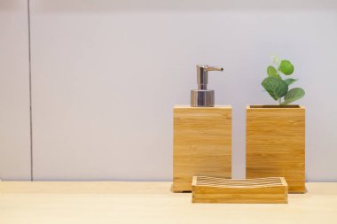 Küçük ağaç ve sabun pad ile ahşap sıvı sabun şişe. Bathroo