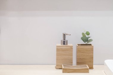 Küçük ağaç ve sabun pad ile ahşap sıvı sabun şişe. Bathroo