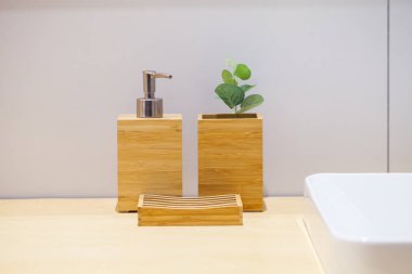 Küçük ağaç ve sabun pad ile ahşap sıvı sabun şişe. Bathroo