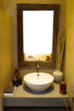 Lavabonun içi lavabo ve muslukla dolu.