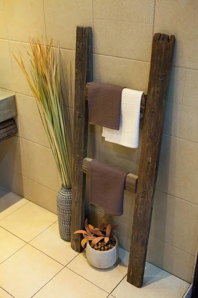 Serviettes blanches et brunes suspendues au bar en bois Accessoire salle de bain — Photo