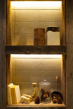 Organik el yapımı Sabun ve cam şişede çam koni 