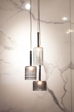 Güzel avize. lüks pahalı avize altında asılı 