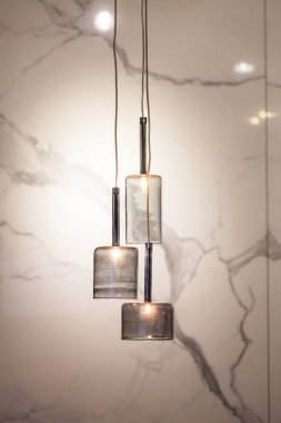 Güzel avize. lüks pahalı avize altında asılı 