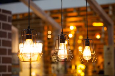 Güzel avize. lüks pahalı avize altında asılı 