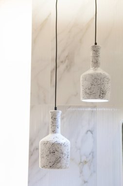 Güzel avize. Tavanın altında asılı modern avize