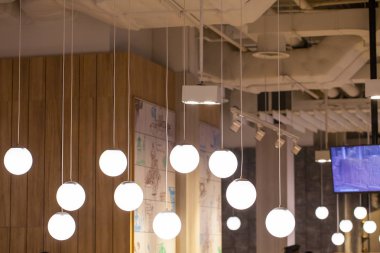 Güzel avize. lüks pahalı avize altında asılı 