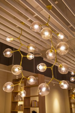 Güzel avize. lüks pahalı avize altında asılı 