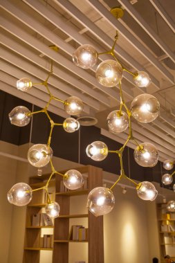 Güzel avize. lüks pahalı avize altında asılı 