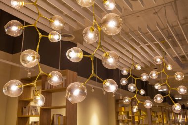 Güzel avize. lüks pahalı avize altında asılı 