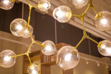 Güzel avize. lüks pahalı avize altında asılı 