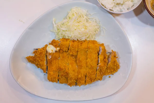 Chuleta de cerdo frito (Tonkatsu: alimentos japoneses) en plato blanco ingenio —  Fotos de Stock