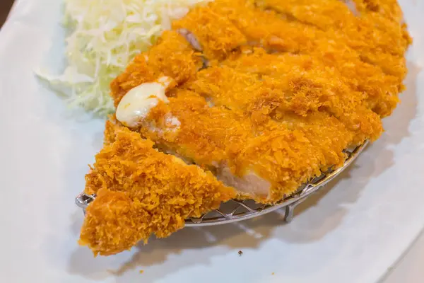 Kızarmış pirzola domuz (Tonkatsu: Japanses gıdalar) lahana ile beyaz plaka üzerinde