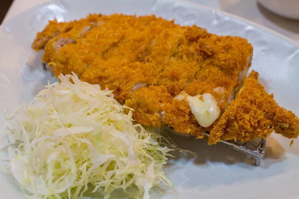 Смажена котлета свинина (Tonkatsu: продукти японської кухні) на білій тарілці з капустою — стокове фото