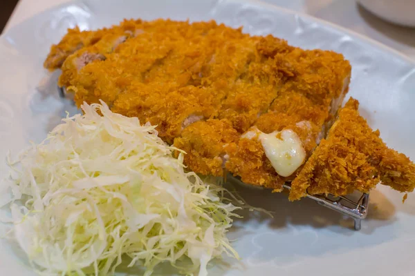 Kızarmış pirzola domuz (Tonkatsu: Japanses gıdalar) lahana ile beyaz plaka üzerinde