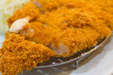 Kızarmış pirzola domuz (Tonkatsu: Japanses gıdalar) lahana ile beyaz plaka üzerinde