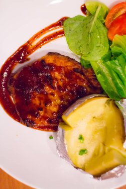 Izgara tavuk biftek fırında patates ile plaka üzerinde ve sebze, geleneksel mutfağı. Izgara mutfak.