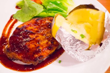 Izgara tavuk biftek fırında patates ile plaka üzerinde ve sebze, geleneksel mutfağı. Izgara mutfak.