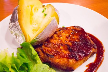 Izgara tavuk biftek fırında patates ile plaka üzerinde ve sebze, geleneksel mutfağı. Izgara mutfak.