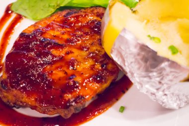 Izgara tavuk biftek fırında patates ile plaka üzerinde ve sebze, geleneksel mutfağı. Izgara mutfak.