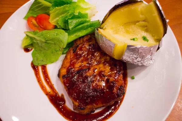 Izgara tavuk biftek fırında patates ve sebze, T plaka üzerinde