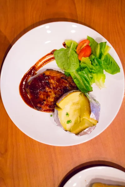 Steak ayam panggang di atas piring dengan kentang panggang dan sayuran, masakan tradisional. Dapur panggang . — Stok Foto