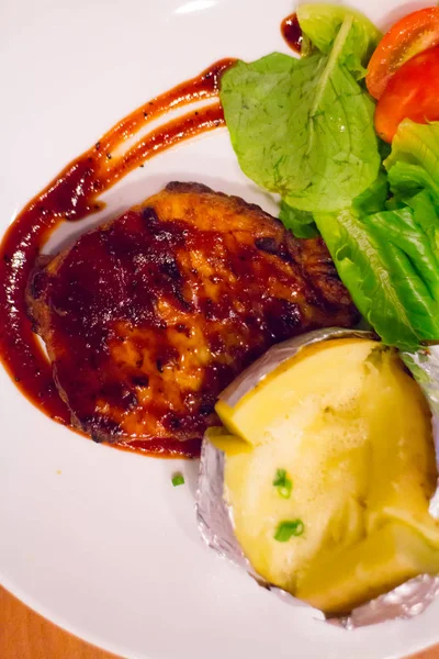 Izgara tavuk biftek fırında patates ile plaka üzerinde ve sebze, geleneksel mutfağı. Izgara mutfak.