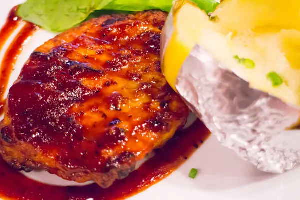 Izgara tavuk biftek fırında patates ile plaka üzerinde ve sebze, geleneksel mutfağı. Izgara mutfak.