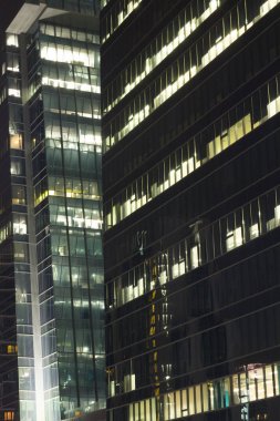 Gökdelenlerin ofisleri tarafından gece, Bangkok, Tayland ışıkları ile yakın çekim