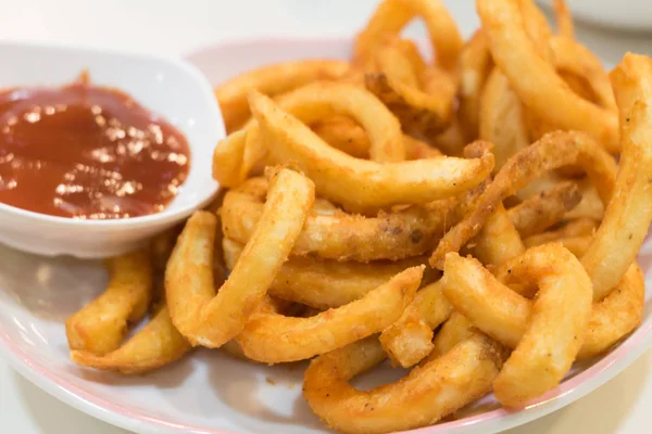 Hemmagjord snabbmat portion pommes frites med tomatsås — Stockfoto