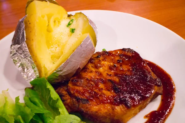 Izgara tavuk biftek fırında patates ile plaka üzerinde ve sebze, geleneksel mutfağı. Izgara mutfak.