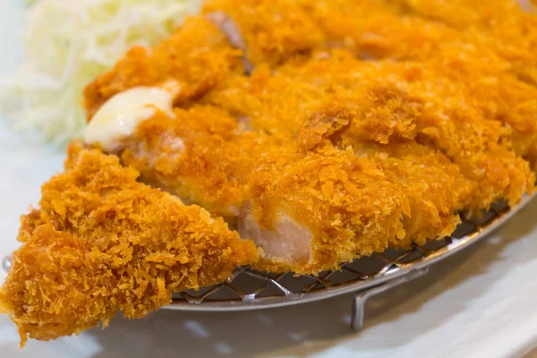 Kızarmış pirzola domuz (Tonkatsu: Japanses gıdalar) lahana ile beyaz plaka üzerinde