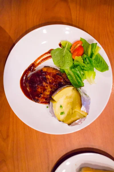 Izgara tavuk biftek fırında patates ile plaka üzerinde ve sebze, geleneksel mutfağı. Izgara mutfak.