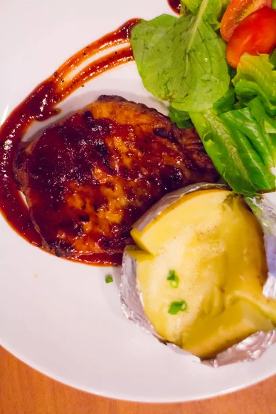 구운된 감자를 접시에 치킨 스테이크와 야채, 전통 요리 구이. 그릴 주방. — 스톡 사진