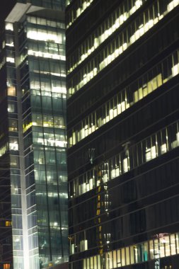 Gökdelenlerin ofisleri tarafından gece, Bangkok, Tayland ışıkları ile yakın çekim