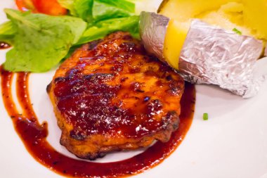 Izgara tavuk biftek fırında patates ile plaka üzerinde ve sebze, geleneksel mutfağı. Izgara mutfak.