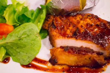 Izgara tavuk biftek fırında patates ile plaka üzerinde ve sebze, geleneksel mutfağı. Izgara mutfak.