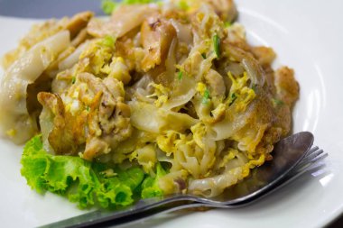 Izgara tavuk biftek fırında patates ile plaka üzerinde ve sebze, geleneksel mutfağı. Izgara mutfak.