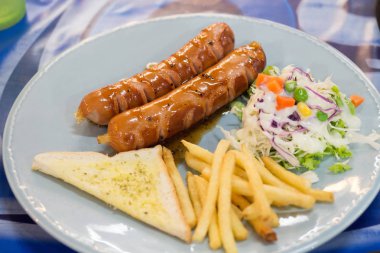 Izgara tavuk biftek fırında patates ile plaka üzerinde ve sebze, geleneksel mutfağı. Izgara mutfak.