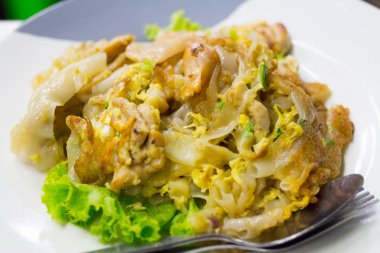 Izgara tavuk biftek fırında patates ile plaka üzerinde ve sebze, geleneksel mutfağı. Izgara mutfak.