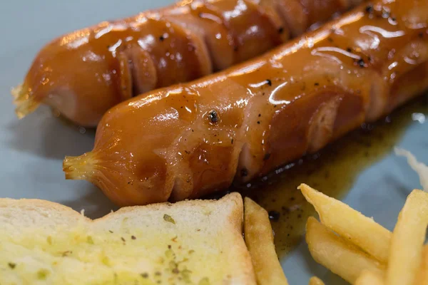 Izgara tavuk biftek fırında patates ile plaka üzerinde ve sebze, geleneksel mutfağı. Izgara mutfak.