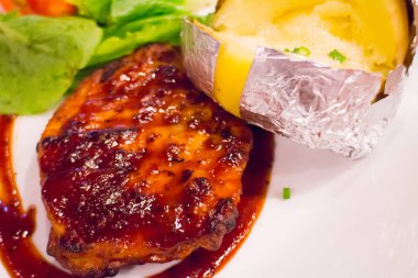 Izgara tavuk biftek fırında patates ile plaka üzerinde ve sebze, geleneksel mutfağı. Izgara mutfak.